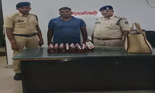 रायपुर में अवैध शराब तस्करी करने वाला तस्कर गिरफ्तार रायपुर में अवैध शराब तस्करी करने वाला तस्कर गिरफ्तार