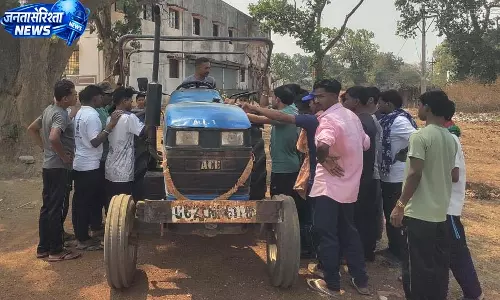 बंदूक छोड़ थामा ट्रैक्टर का स्टीयरिंग, आत्मसमर्पित नक्सलियों की नई शुरुआत