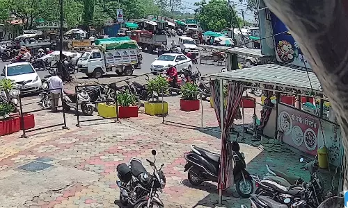 आम खरीदने गए व्यापारी की कार से हुई चोरी, कार का शीशा तोड़कर नकदी लेकर फरार