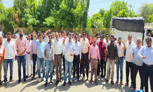 उपभोक्ता मामलात विभाग ने पेट्रोल कम देने पर किया नोजल सील, Bhilwara पेट्रोलियम डीलर्स सोसायटी ने जताया विरोध उपभोक्ता मामलात विभाग ने पेट्रोल कम देने पर किया नोजल सील, Bhilwara पेट्रोलियम डीलर्स सोसायटी ने जताया विरोध