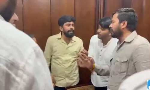 नीट विरोध प्रदर्शन से पहले युवा कांग्रेस के गुटों में झड़प, वरिष्ठ नेताओं ने कराया बीच-बचाव नीट विरोध प्रदर्शन से पहले युवा कांग्रेस के गुटों में झड़प, वरिष्ठ नेताओं ने कराया बीच-बचाव