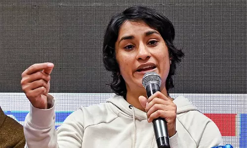 विनेश फोगाट की याचिका पर WFI को नोटिस विनेश फोगाट की याचिका पर WFI को नोटिस
