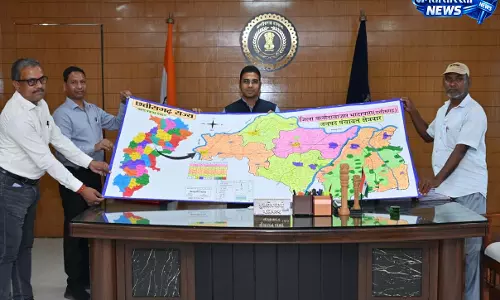 शिवकुमार ने हस्तनिर्मित जिले का नक्शा कलेक्टर को किया भेंट शिवकुमार ने हस्तनिर्मित जिले का नक्शा कलेक्टर को किया भेंट