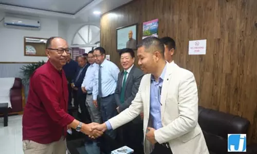 मणिपुर में कुकी-नागा तनाव के बीच चर्च नेताओं ने शांति पहल शुरू की मणिपुर में कुकी-नागा तनाव के बीच चर्च नेताओं ने शांति पहल शुरू की