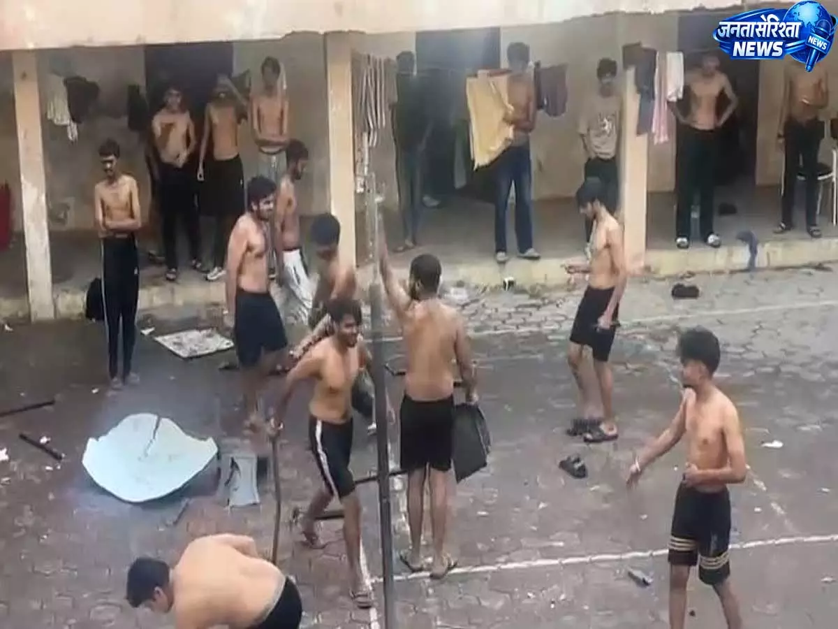 DAVV हॉस्टल : फाइनल ईयर स्टूडेंट्स ने फर्नीचर तोड़ा, सुबह 4 बजे तक सेमी-न्यूड डांस, वीडियो वायरल DAVV हॉस्टल : फाइनल ईयर स्टूडेंट्स ने फर्नीचर तोड़ा, सुबह 4 बजे तक सेमी-न्यूड डांस, वीडियो वायरल