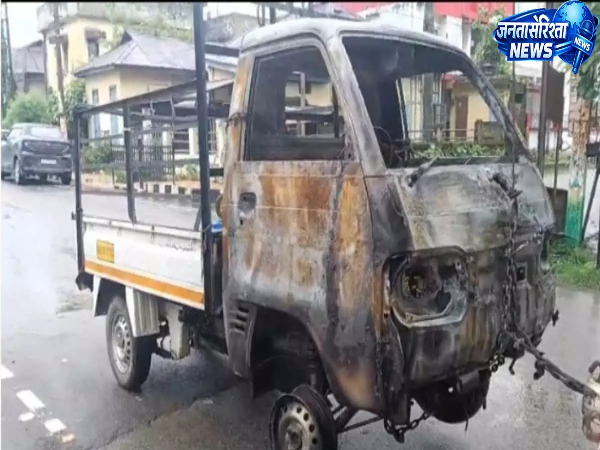 Assam: मवेशी चोरी के शक में तिनसुकिया में हिंसक भीड़, गाड़ियों में आग Assam: मवेशी चोरी के शक में तिनसुकिया में हिंसक भीड़, गाड़ियों में आग