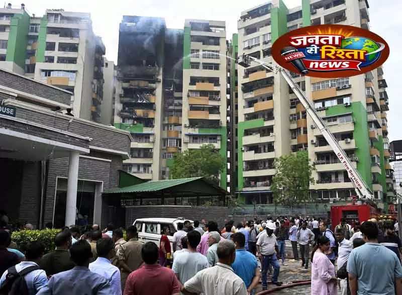 Gurugram सोसायटी के नौवें फ्लोर के फ्लैट में आग लग गई Gurugram सोसायटी के नौवें फ्लोर के फ्लैट में आग लग गई