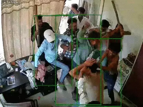 लाठी-डंडों से हमला, कॉलेज छात्र समेत 2 घायल लाठी-डंडों से हमला, कॉलेज छात्र समेत 2 घायल