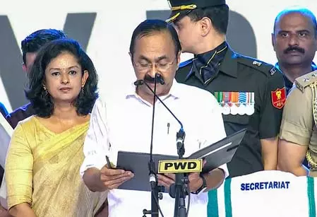 केरल: वीडी सतीशन ने ली मुख्यमंत्री पद की शपथ केरल: वीडी सतीशन ने ली मुख्यमंत्री पद की शपथ