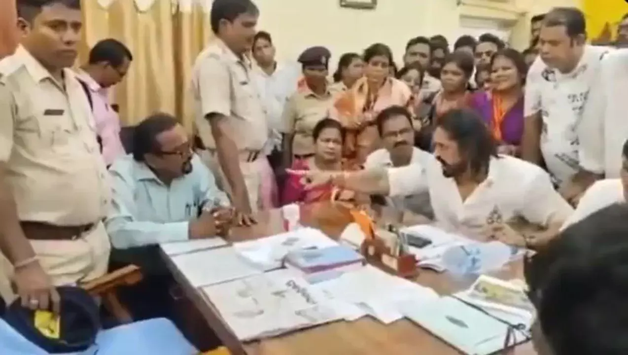 टांगी ब्लॉक ऑफिस में पेन-डाउन हड़ताल, ABDO से कथित दुर्व्यवहार पर c टांगी ब्लॉक ऑफिस में पेन-डाउन हड़ताल, ABDO से कथित दुर्व्यवहार पर c