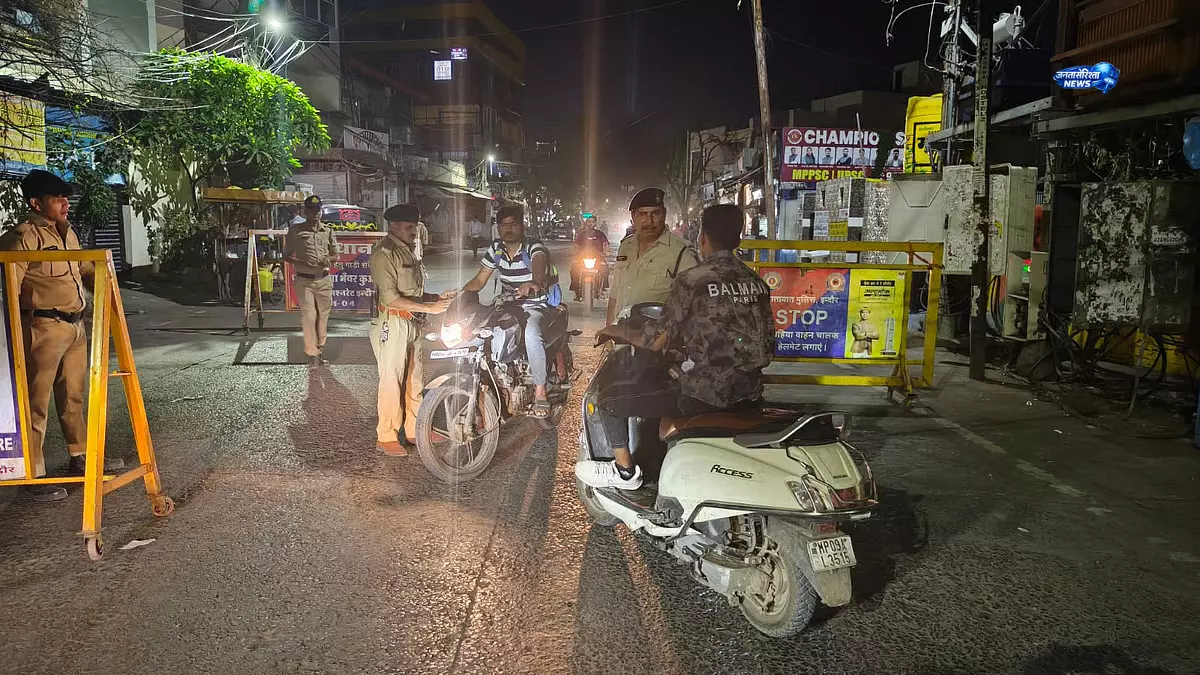 MP : शहर में पुलिस का रातभर सर्च ऑपरेशन, 439 लोगों पर कार्रवाई, 200 ड्रंक एंड ड्राइव मामले दर्ज MP : शहर में पुलिस का रातभर सर्च ऑपरेशन, 439 लोगों पर कार्रवाई, 200 ड्रंक एंड ड्राइव मामले दर्ज