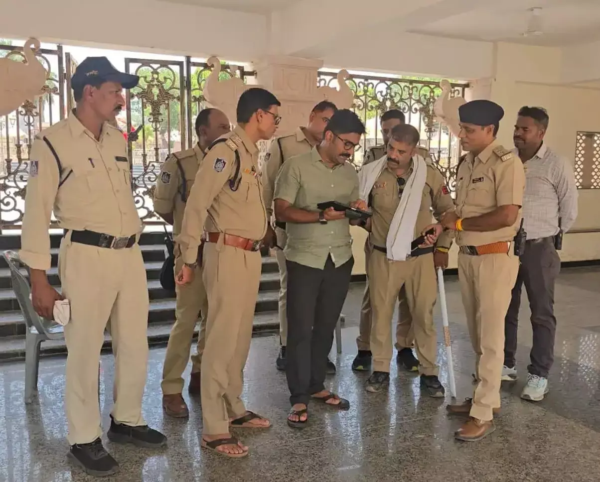 Ujjain: उज्जैन महाकाल मंदिर में VIP दर्शन व्यवस्था की जांच Ujjain: उज्जैन महाकाल मंदिर में VIP दर्शन व्यवस्था की जांच