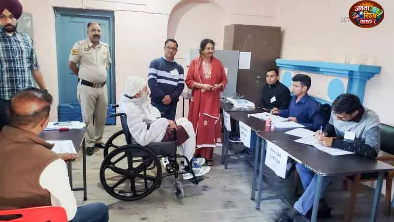 Chamba elections: 70 साल के बुजुर्ग की मतदान के दौरान हार्ट अटैक से मौत Chamba elections: 70 साल के बुजुर्ग की मतदान के दौरान हार्ट अटैक से मौत