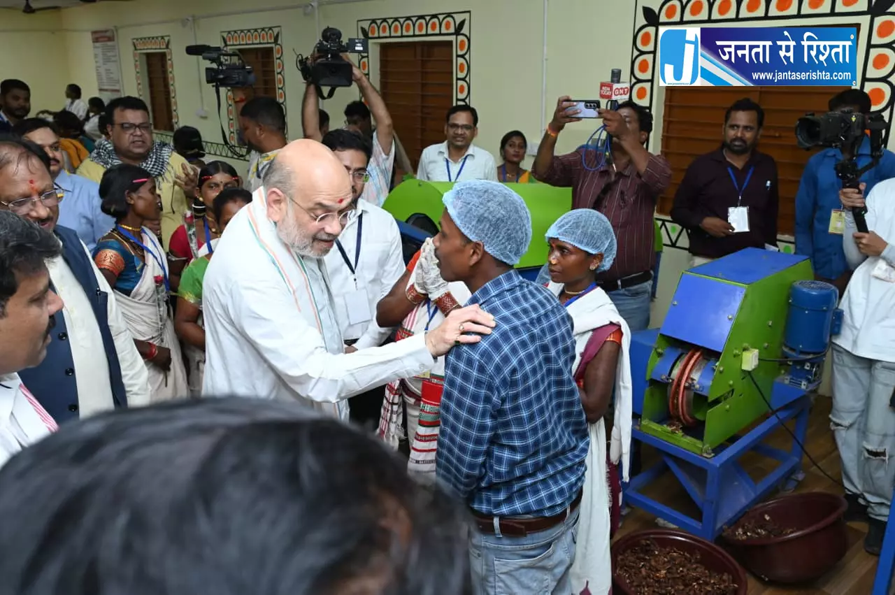 केंद्रीय गृहमंत्री अमित शाह ने चखा बस्तर की इमली का स्वाद केंद्रीय गृहमंत्री अमित शाह ने चखा बस्तर की इमली का स्वाद