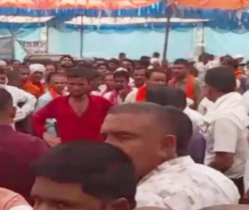 सरपंच पर चाकू से हमला, सुशासन तिहार शिविर में हड़कंप सरपंच पर चाकू से हमला, सुशासन तिहार शिविर में हड़कंप