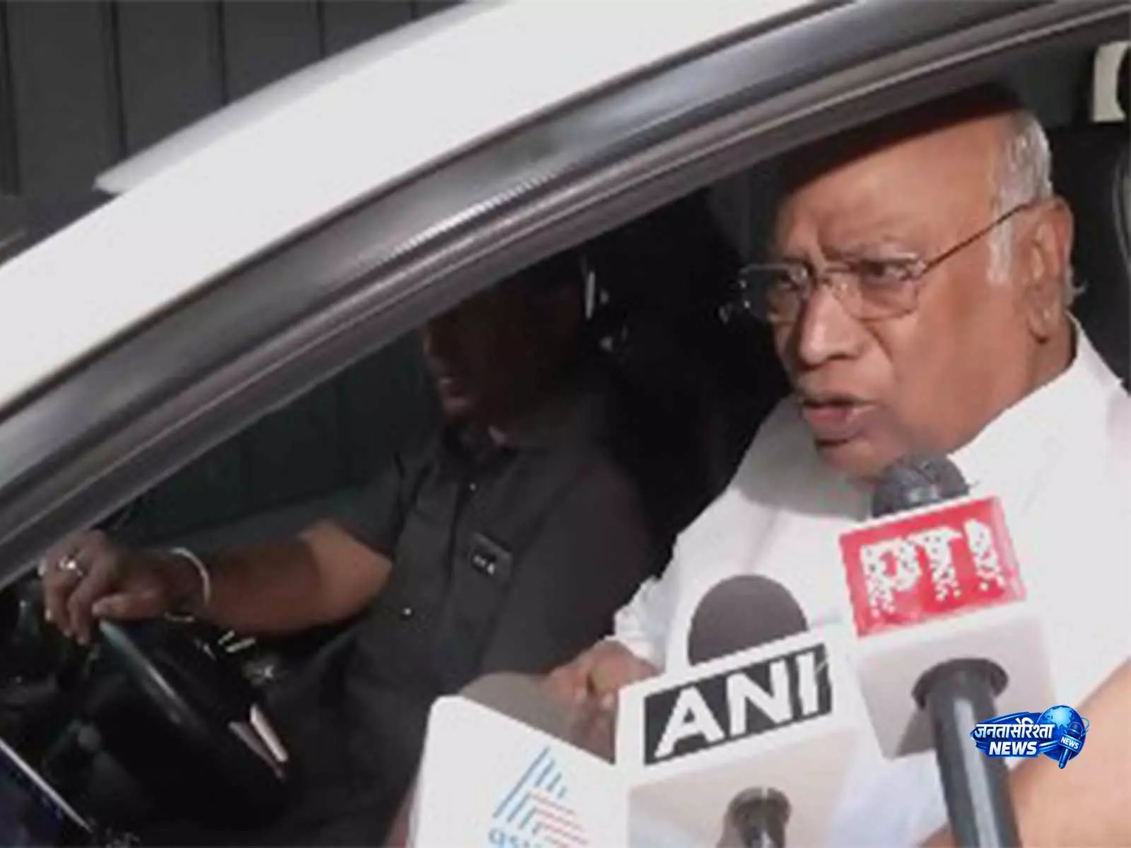 Mallikarjun Kharge ने केंद्र पर बड़ी चोट से बचने के लिए चुनाव के बाद ईंधन की कीमतें बढ़ाने का आरोप लगाया Mallikarjun Kharge ने केंद्र पर बड़ी चोट से बचने के लिए चुनाव के बाद ईंधन की कीमतें बढ़ाने का आरोप लगाया
