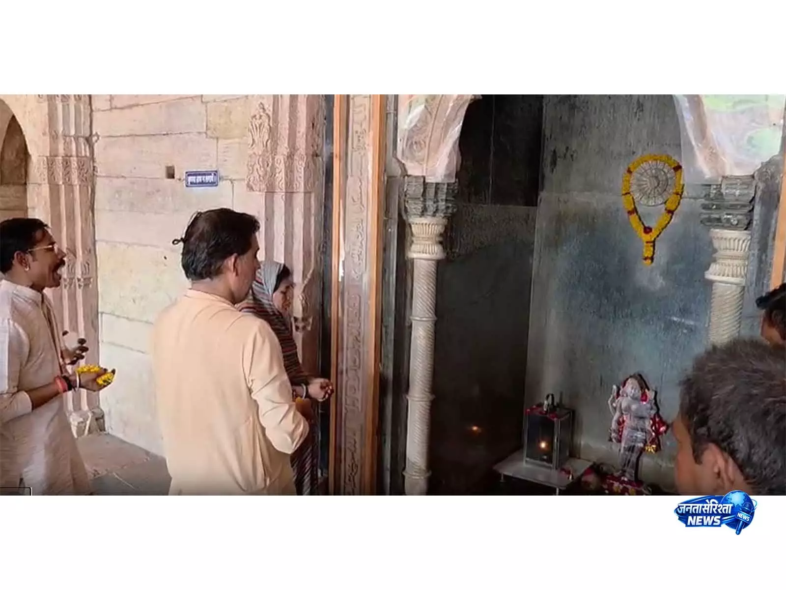 MP हाई कोर्ट के फ़ैसले के बाद भोजशाला मंदिर में श्रद्धालु देवी सरस्वती की पूजा-अर्चना कर रहे MP हाई कोर्ट के फ़ैसले के बाद भोजशाला मंदिर में श्रद्धालु देवी सरस्वती की पूजा-अर्चना कर रहे