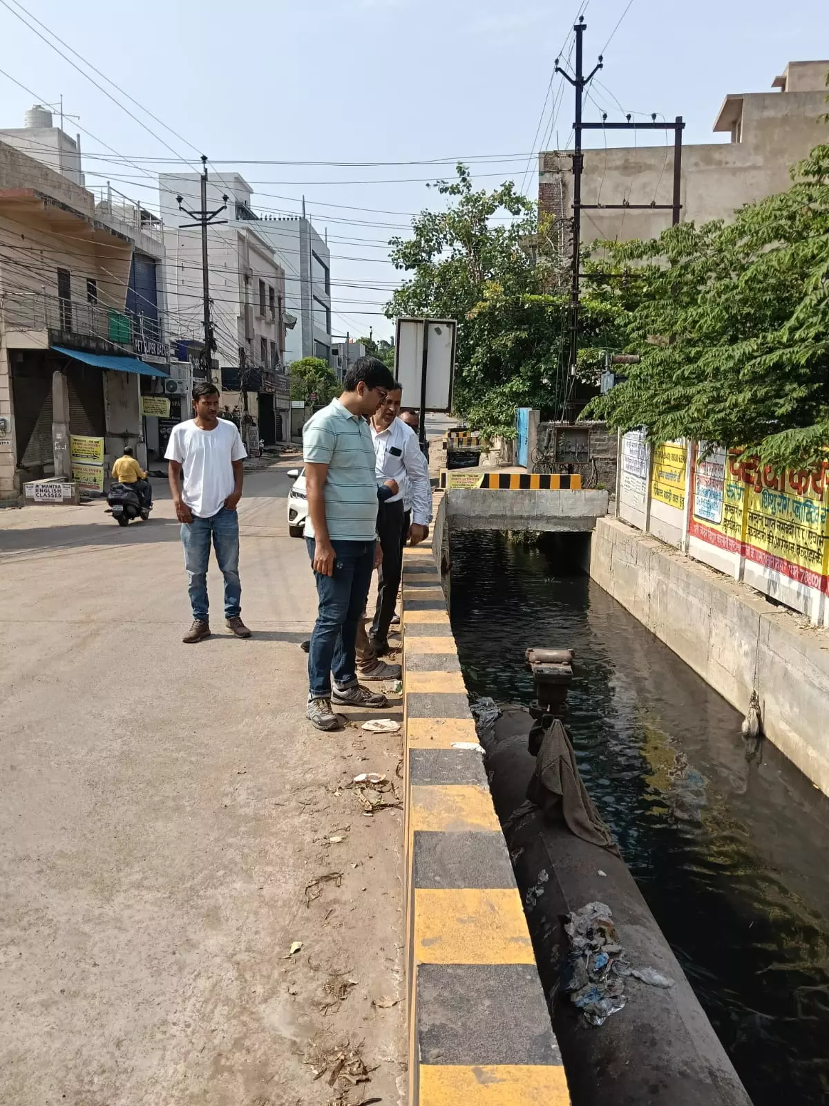 नालियों से तह तक कीचड़ निकालने के निर्देश नालियों से तह तक कीचड़ निकालने के निर्देश