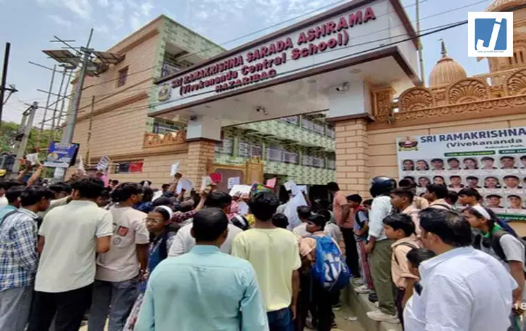 छात्रा की खुदकुशी मामले में आरोपी छात्र और शिक्षिका पर कार्रवाई की मांग छात्रा की खुदकुशी मामले में आरोपी छात्र और शिक्षिका पर कार्रवाई की मांग