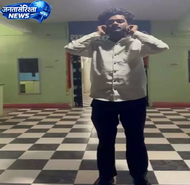 थाने में रील बनाना पड़ा महंगा, युवक पकड़ा गया, फिर देखें VIDEO... थाने में रील बनाना पड़ा महंगा, युवक पकड़ा गया, फिर देखें VIDEO...