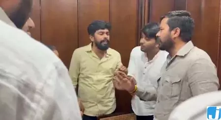 नीट विरोध प्रदर्शन से पहले युवा कांग्रेस के गुटों में झड़प, वरिष्ठ नेताओं ने कराया बीच-बचाव नीट विरोध प्रदर्शन से पहले युवा कांग्रेस के गुटों में झड़प, वरिष्ठ नेताओं ने कराया बीच-बचाव