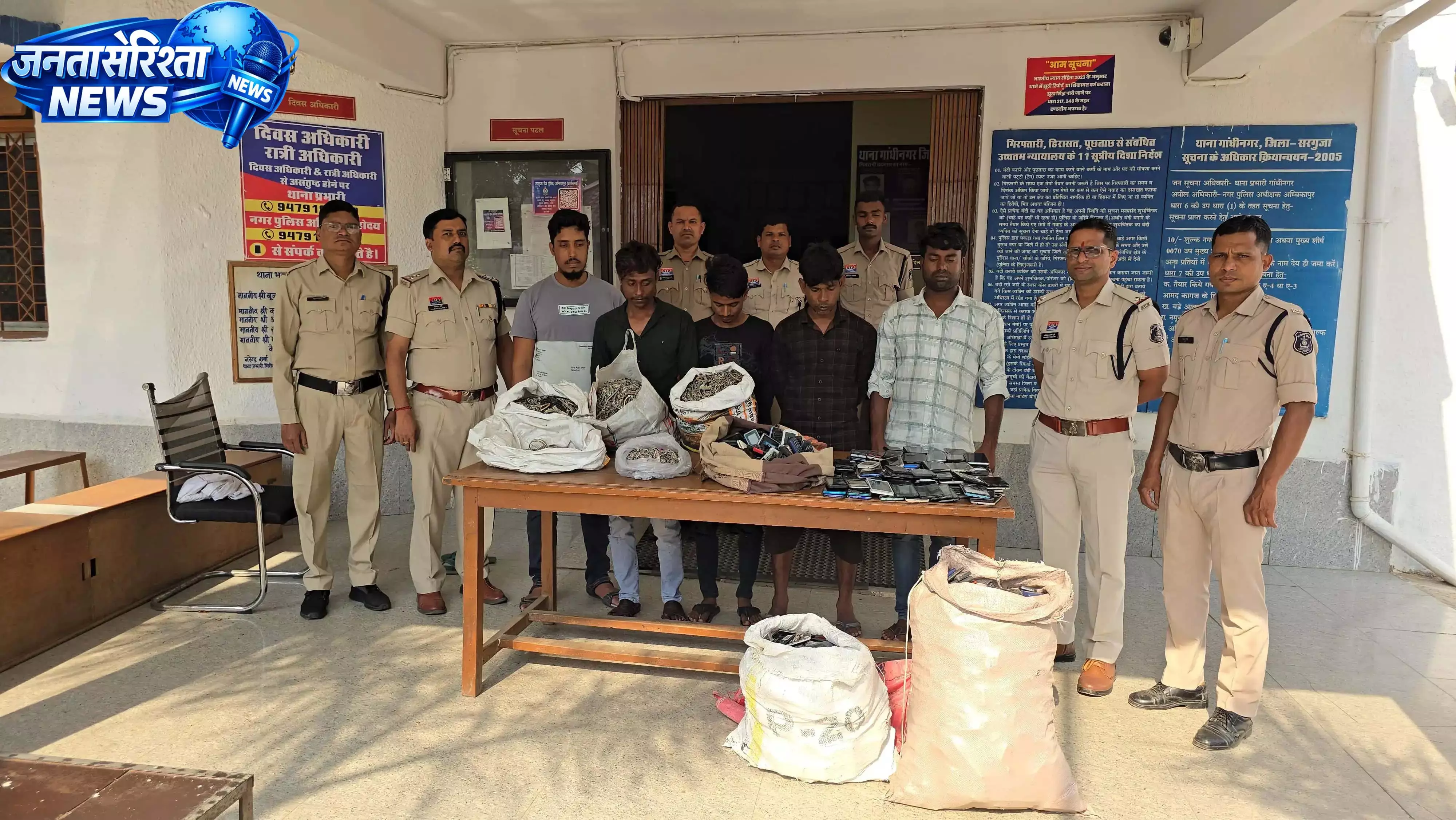 ओमनी कार से लाखों के चांदी की पायल जब्त, बंगाल के 5 आरोपी गिरफ्तार ओमनी कार से लाखों के चांदी की पायल जब्त, बंगाल के 5 आरोपी गिरफ्तार