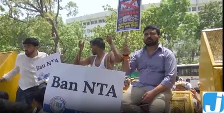 एनएसयूआई का नीट पेपर लीक को लेकर प्रदर्शन, एनटीए पर प्रतिबंध की मांग एनएसयूआई का नीट पेपर लीक को लेकर प्रदर्शन, एनटीए पर प्रतिबंध की मांग