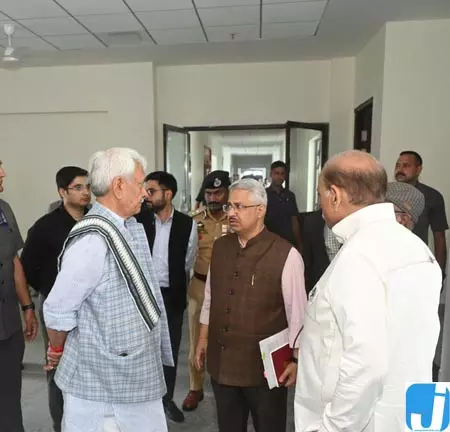 एलजी मनोज सिन्हा ने श्रीनगर में अमरनाथ यात्रा से जुड़ी तैयारियों का किया निरीक्षण एलजी मनोज सिन्हा ने श्रीनगर में अमरनाथ यात्रा से जुड़ी तैयारियों का किया निरीक्षण
