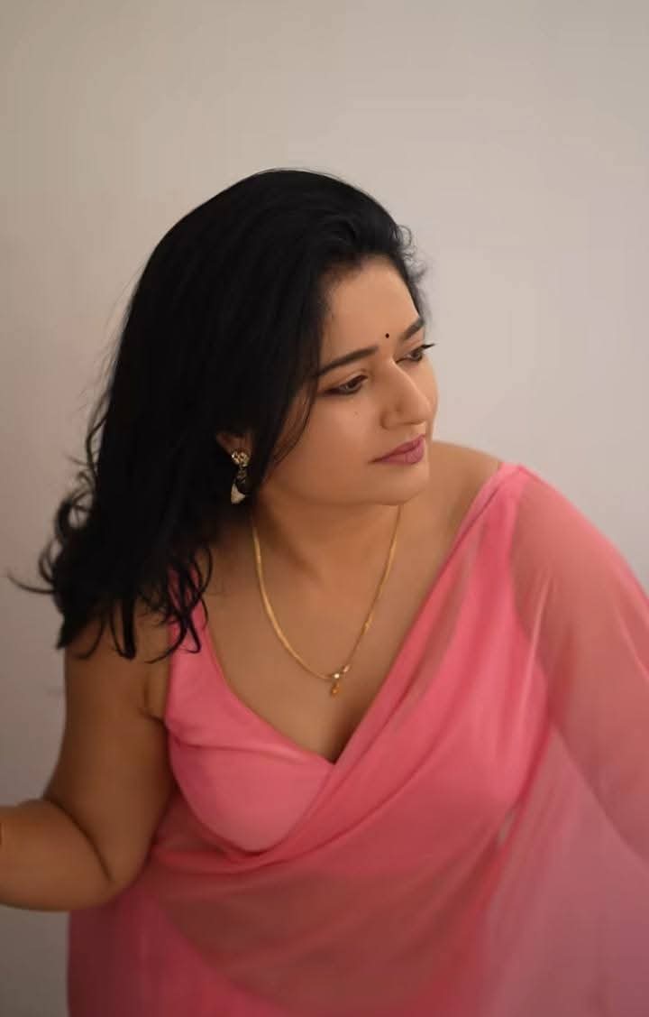 साड़ी में खूबसूरत लगी पूनम बाजवा