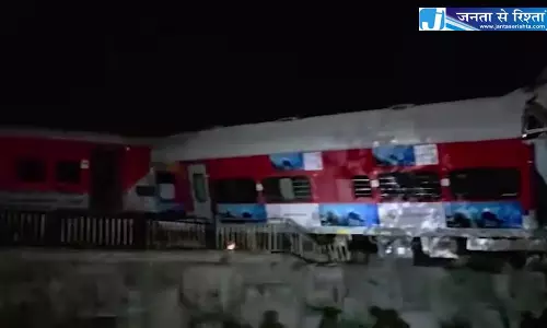 एक्सप्रेस ट्रेन हादसे का शिकार, 3 डिब्बे पटरी से बाहर दौड़ी एक्सप्रेस ट्रेन हादसे का शिकार, 3 डिब्बे पटरी से बाहर दौड़ी
