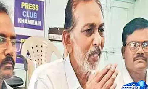 Khammam में बीमार रिटायर्ड हेडमास्टर ने पेंडिंग रिटायरमेंट बेनिफिट्स के लिए गुहार लगाई