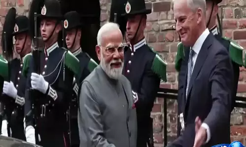 PM Modi ने नॉर्वे के जोनास गहर स्टोरे के साथ किया ऐतिहासिक कैसल दौरा PM Modi ने नॉर्वे के जोनास गहर स्टोरे के साथ किया ऐतिहासिक कैसल दौरा