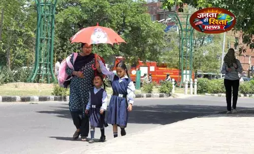 Punjab और Haryana में लू का कहर; चंडीगढ़ में 42°C तापमान, पिछले मई का रिकॉर्ड टूटा Punjab और Haryana में लू का कहर; चंडीगढ़ में 42°C तापमान, पिछले मई का रिकॉर्ड टूटा