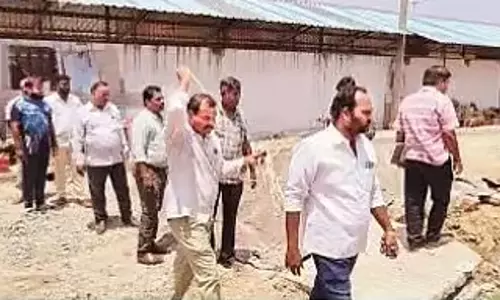 Ashram की बिल्डिंग तालाब, सिंचाई नहर, सड़क पर कब्ज़ा कर रही है: स्टडी में पाया गया Ashram की बिल्डिंग तालाब, सिंचाई नहर, सड़क पर कब्ज़ा कर रही है: स्टडी में पाया गया