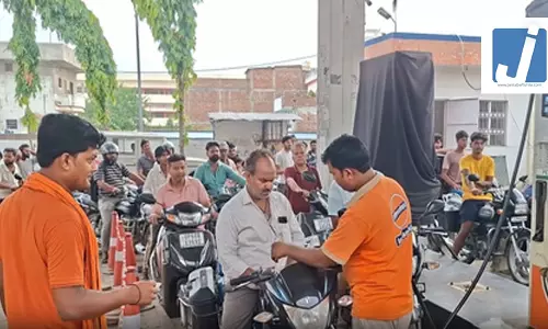 महंगाई का नया झटका: पेट्रोल-डीजल की कीमतों में इजाफा के बाद उपभोक्ताओं में निराशा, कहा- जेब पर पड़ रहा असर महंगाई का नया झटका: पेट्रोल-डीजल की कीमतों में इजाफा के बाद उपभोक्ताओं में निराशा, कहा- जेब पर पड़ रहा असर