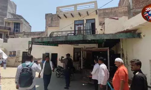 Gurugram पुलिस ने बादशाहपुर में कथित भू-माफिया के अवैध घर पर बुलडोजर चलाया Gurugram पुलिस ने बादशाहपुर में कथित भू-माफिया के अवैध घर पर बुलडोजर चलाया