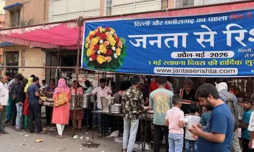 स्थापना दिवस: जनता से रिश्ता ने जरूरतमंदों को कराया भोजन
