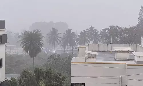 Bengaluru : मूसलाधार बारिश से गर्मी से राहत, कई इलाकों में जलभराव और यातायात प्रभावित Bengaluru : मूसलाधार बारिश से गर्मी से राहत, कई इलाकों में जलभराव और यातायात प्रभावित