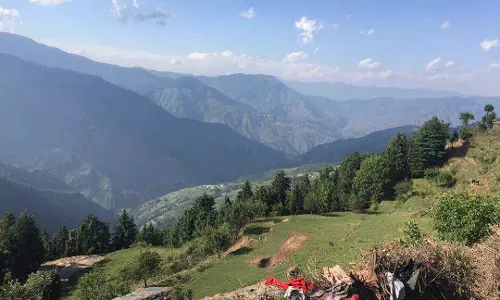 Nahan: पहाड़ों पर गर्मी का असर, हरिपुरधार में मौसम सुहाना