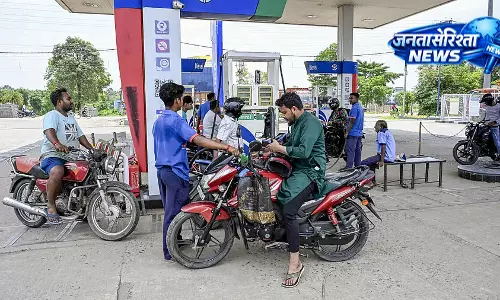 Petrol-डीज़ल के दाम फिर बढ़े, एक हफ्ते से भी कम समय में दूसरी बढ़ोतरी से महंगाई का दबाव बढ़ा Petrol-डीज़ल के दाम फिर बढ़े, एक हफ्ते से भी कम समय में दूसरी बढ़ोतरी से महंगाई का दबाव बढ़ा