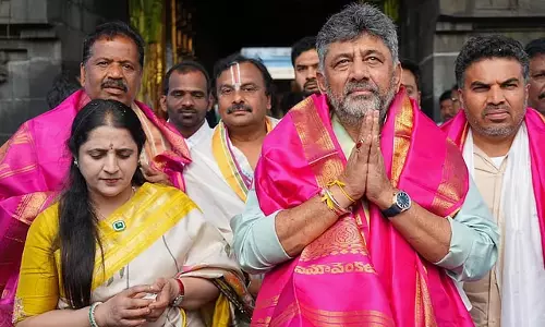 Karnataka : सरकार के 3 साल पूरे, डी.के. शिवकुमार ने तिरुपति में किए दर्शन Karnataka : सरकार के 3 साल पूरे, डी.के. शिवकुमार ने तिरुपति में किए दर्शन