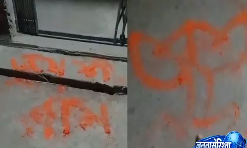Video: पश्चिम बंगाल में मस्जिद के बाहर भगवा कमल, जय श्री राम के नारे