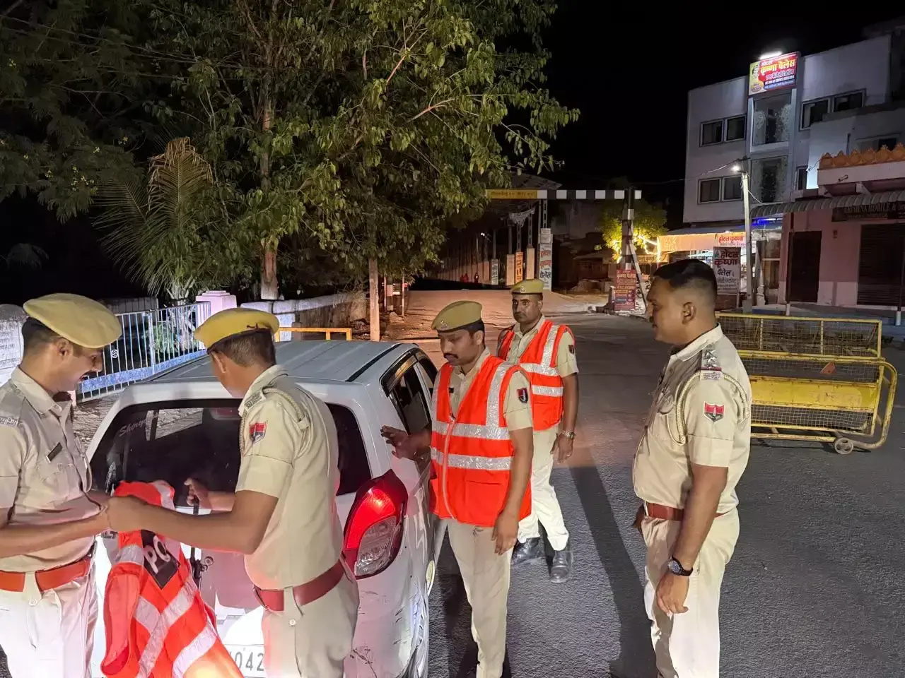 Jaipur: 810 नाकाबंदी पॉइंट्स पर पुलिस का बड़ा अभियान, अपराधियों में दहशत Jaipur: 810 नाकाबंदी पॉइंट्स पर पुलिस का बड़ा अभियान, अपराधियों में दहशत