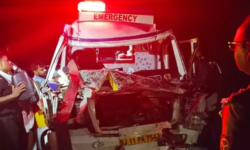 UP : पूर्वांचल एक्सप्रेसवे पर भीषण हादसा, खड़े कंटेनर से टकराई एंबुलेंस, मरीज की मौत UP : पूर्वांचल एक्सप्रेसवे पर भीषण हादसा, खड़े कंटेनर से टकराई एंबुलेंस, मरीज की मौत