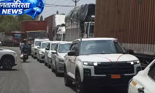 Indore-खंडवा सड़क पर 7 घंटे लंबा जाम, 8 किलोमीटर तक फंसे रहे वाहन, यात्रियों को भारी परेशानी Indore-खंडवा सड़क पर 7 घंटे लंबा जाम, 8 किलोमीटर तक फंसे रहे वाहन, यात्रियों को भारी परेशानी