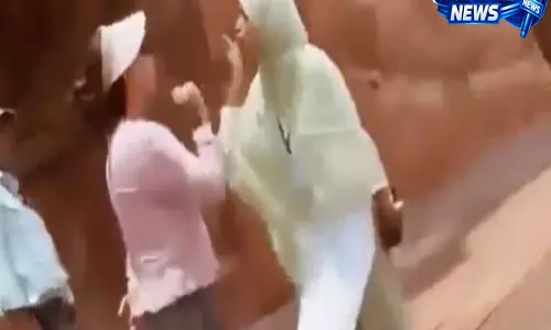 Karnataka के बादामी गुफा मंदिर में जूते पहनकर घूमे पर्यटक ने हिजाब वाली महिला का किया विरोध