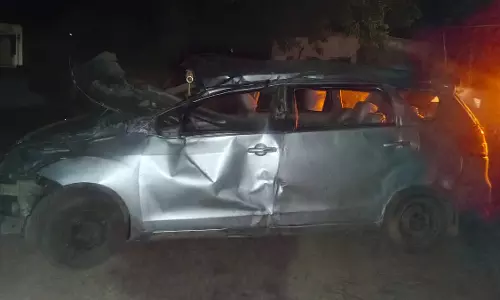 Chhatarpur में सड़क हादसा: कार पलटने से ससुर और बहू की मौत, तीन घायल Chhatarpur में सड़क हादसा: कार पलटने से ससुर और बहू की मौत, तीन घायल