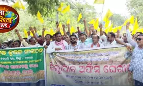 Bargarh में किसान प्रदर्शन: धान खरीद पर आरोप Bargarh में किसान प्रदर्शन: धान खरीद पर आरोप