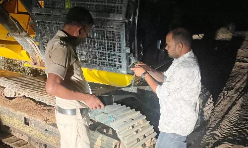 खनिज विभाग का छापा : अवैध रेत उत्खनन में लगी पोकलेन, जेसीबी और ट्रैक्टर जब्त