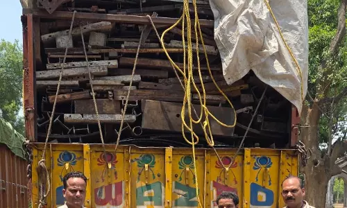 24 टन कबाड़ से भरा ट्रक जब्त, रायगढ़ पुलिस की बड़ी कार्रवाई 24 टन कबाड़ से भरा ट्रक जब्त, रायगढ़ पुलिस की बड़ी कार्रवाई